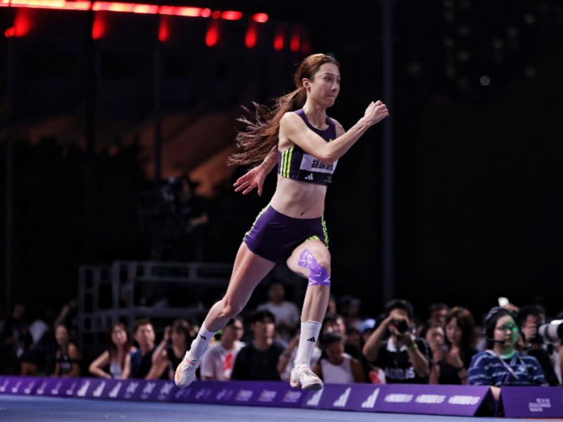 雨燕直播广场即赛场！中国田径街头巡回赛广州站女子跳高胡麟鹏登顶