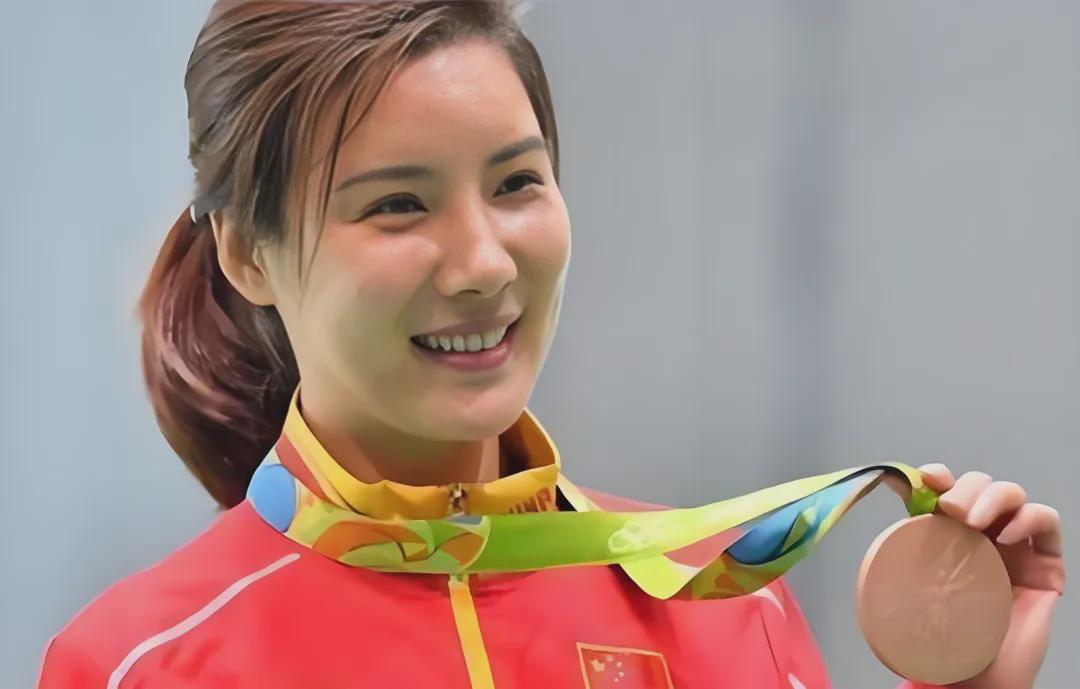 雨燕直播44岁奥运冠军杜丽近况曝光！嫁师弟庞伟育有一子，结婚17年被宠成公主